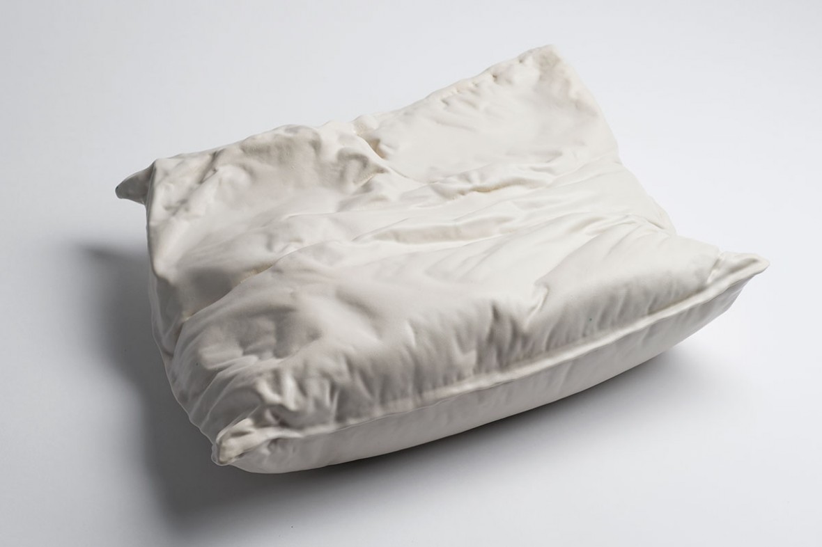 photographie de la sculpture pillow de Maude Schneider, céramiste suisse