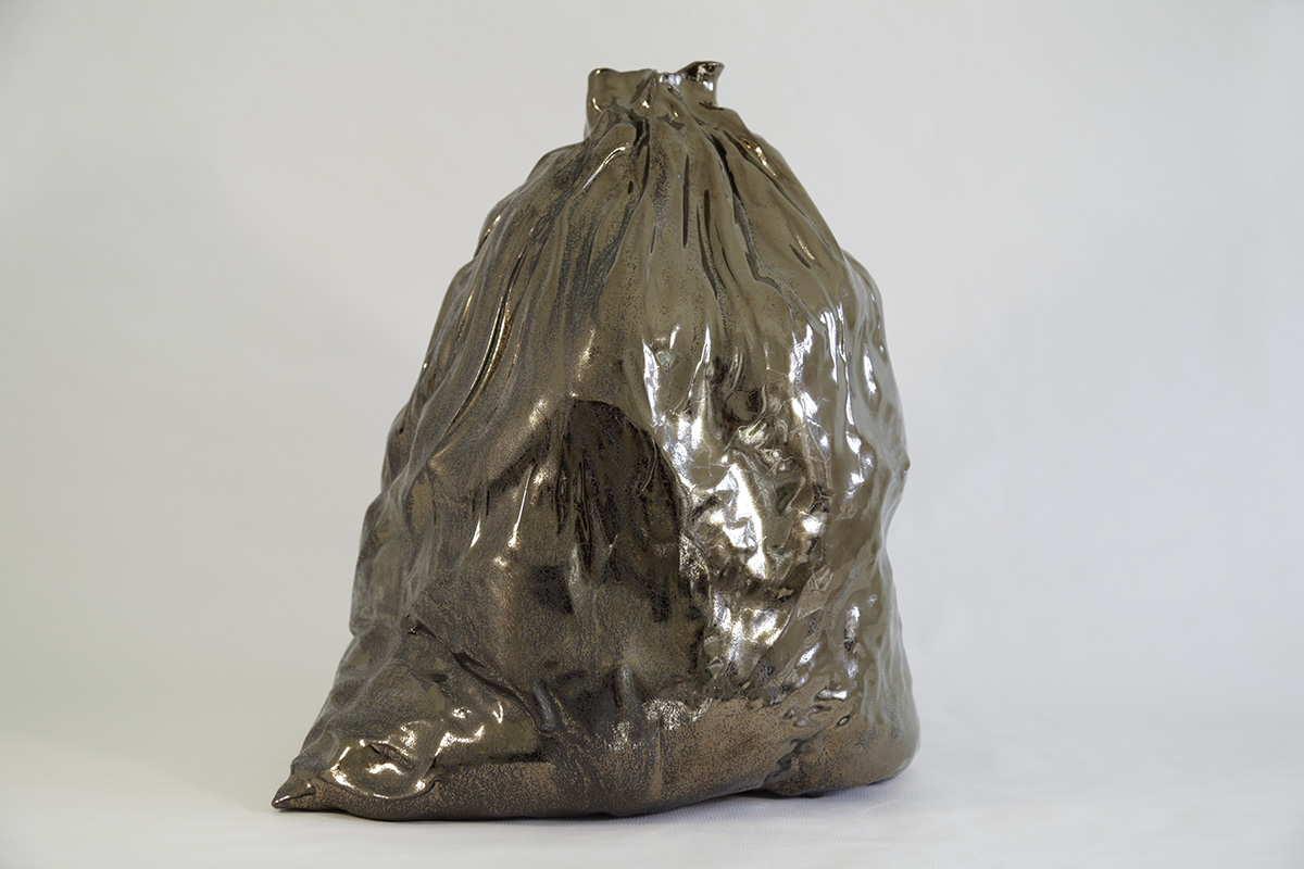 photographie de la sculpture Garbage de Maude Schneider, céramiste suisse