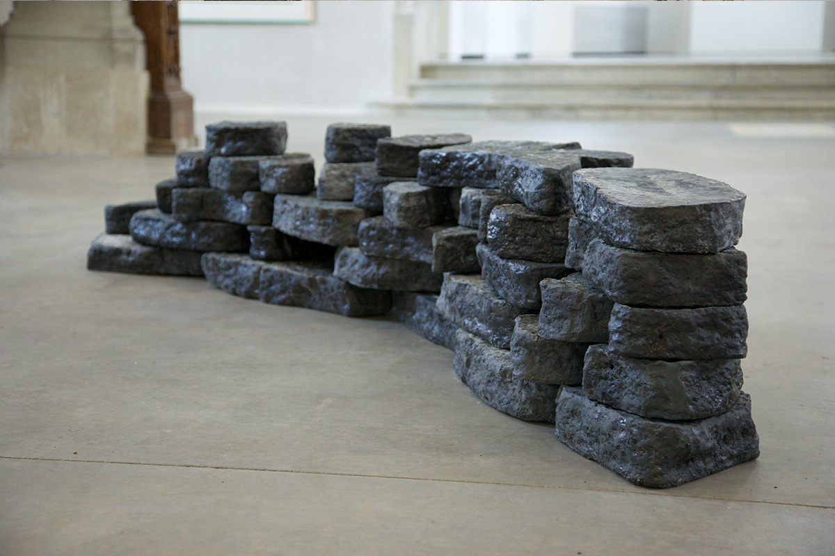 photographie de l'installation Concrete de Maude Schneider, céramiste suisse