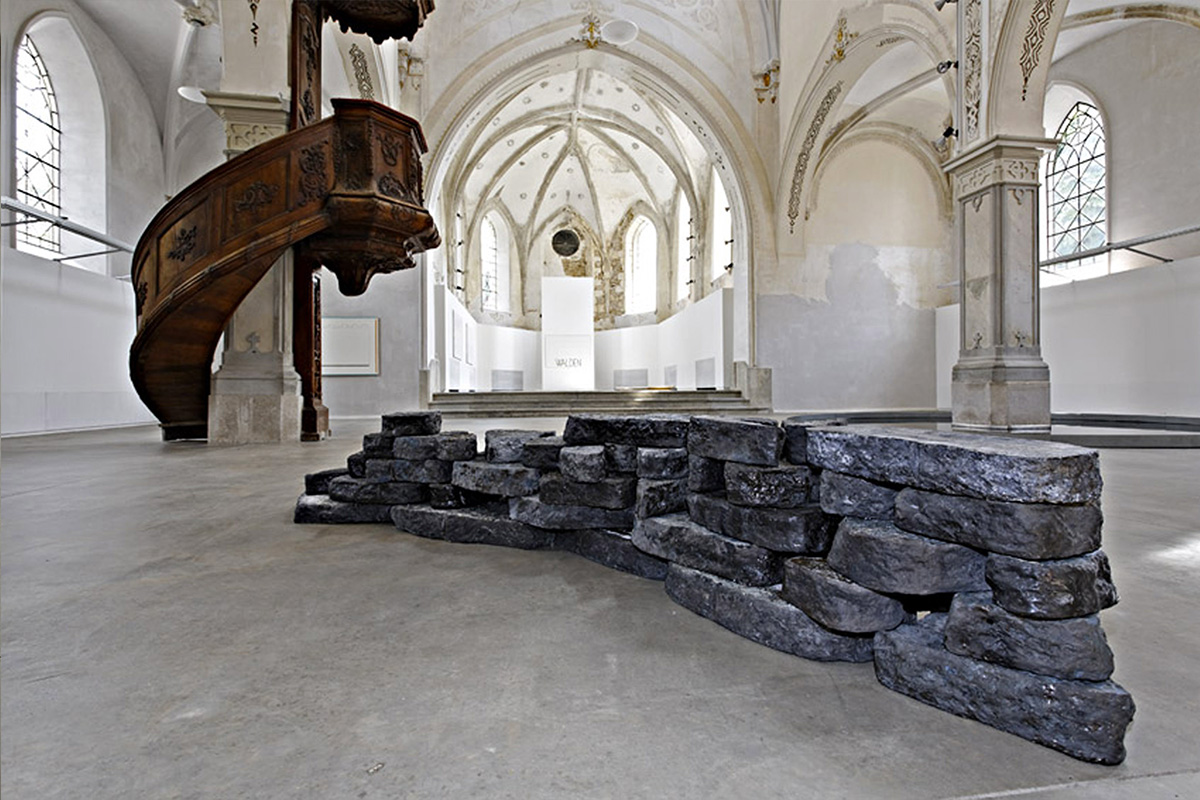 photographie de l'installation Concrete de Maude Schneider, céramiste suisse