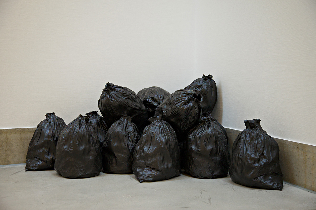 photographie de l'installation Garbage de Maude Schneider, céramiste suisse