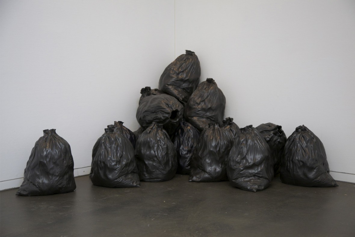 photographie de la sculpture Garbage de Maude Schneider, céramiste suisse