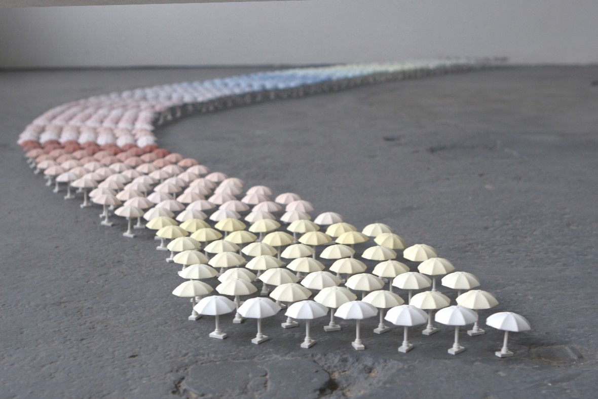 photographie de l'installation Rainbow de Maude Schneider, céramiste suisse