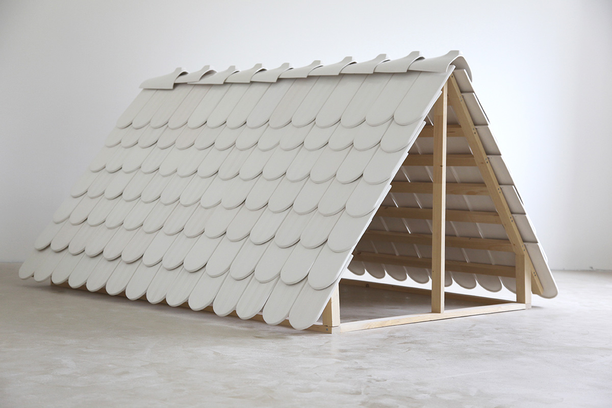 photographie de l'installation Roof de Maude Schneider, céramiste suisse