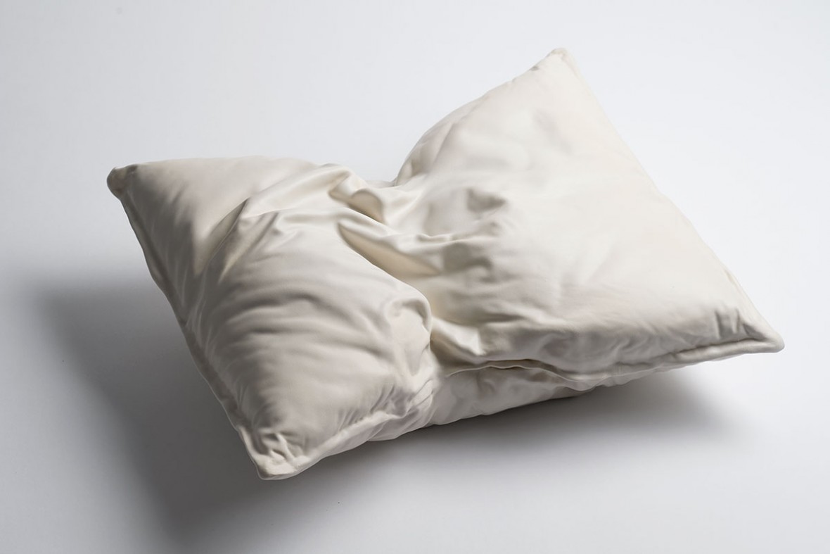 photographie de la sculpture pillow de Maude Schneider, céramiste suisse