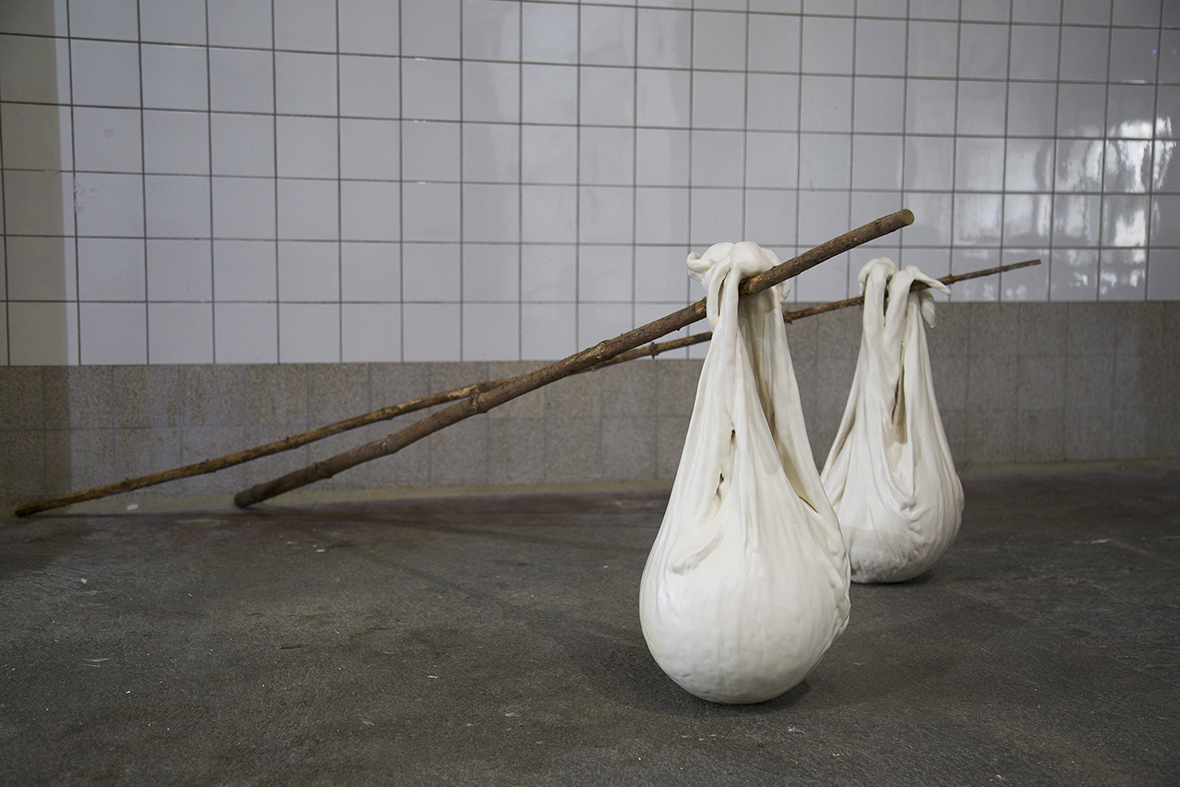 photographie de l'installation Situation de Maude Schneider, céramiste suisse au centre d'art contemporain QG