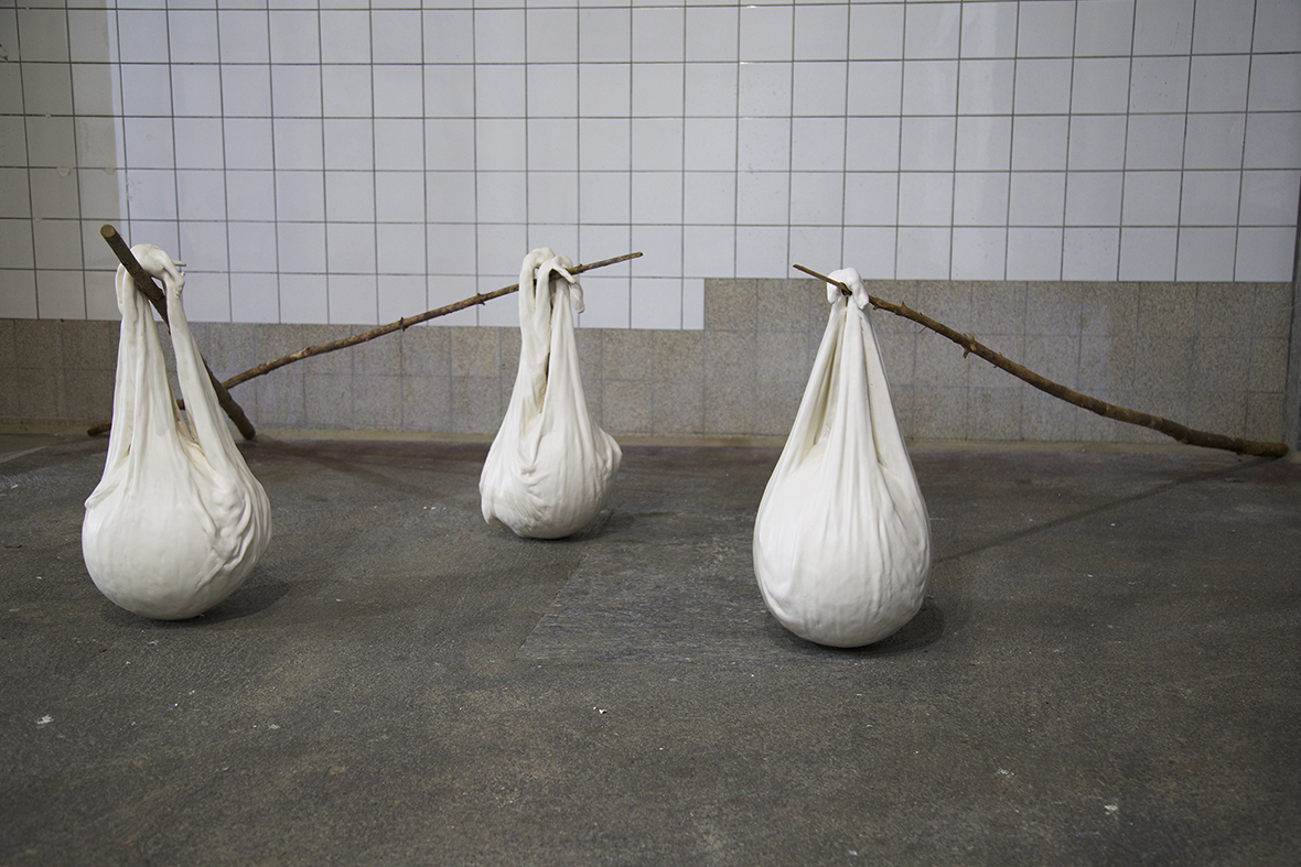 photographie de l'installation Situation de Maude Schneider, céramiste suisse au centre d'art contemporain QG