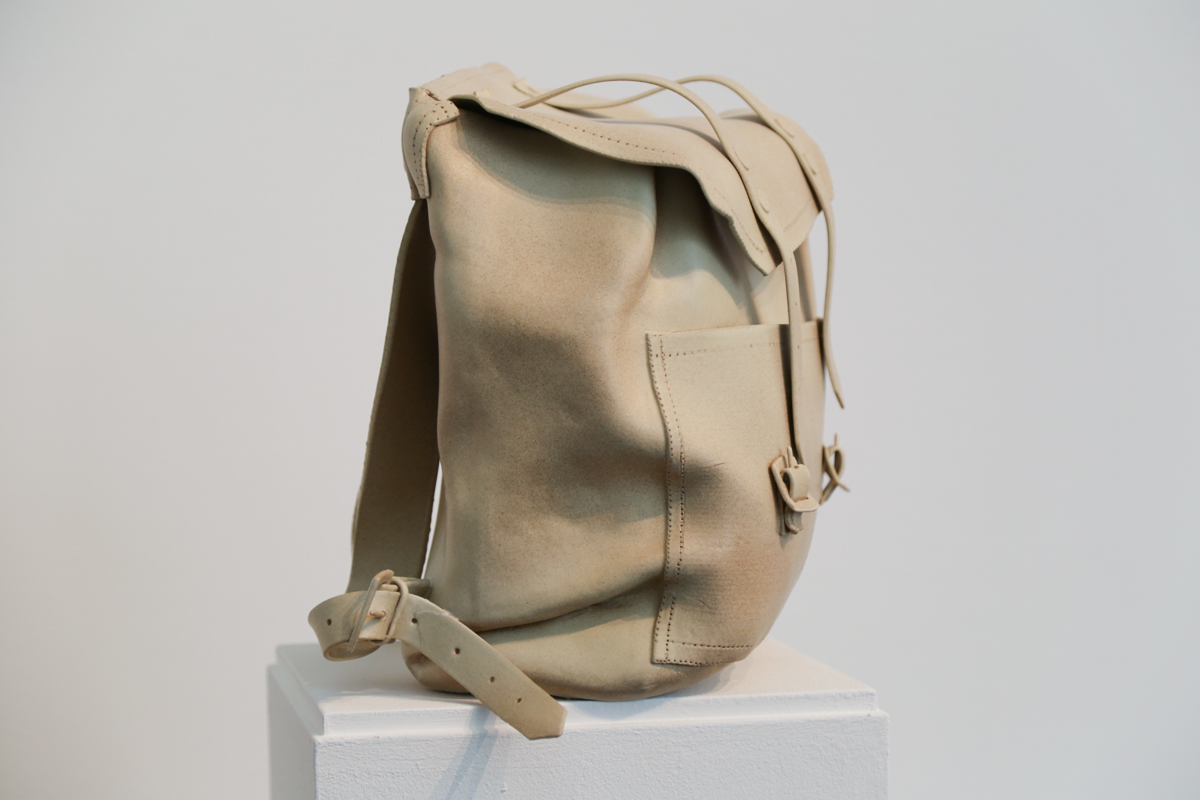 photographie de la sculpture Backpack de Maude Schneider, céramiste suisse à la Galerie C
