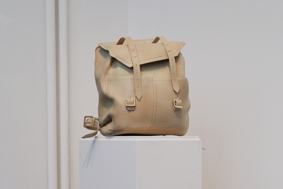 photographie de la sculpture Backpack de Maude Schneider, céramiste suisse à la Galerie C