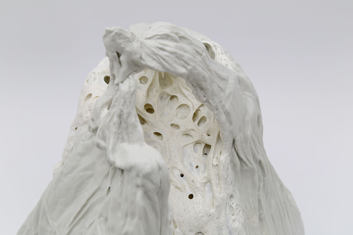 photographie de la sculpture Inside out de Maude Schneider, céramiste suisse