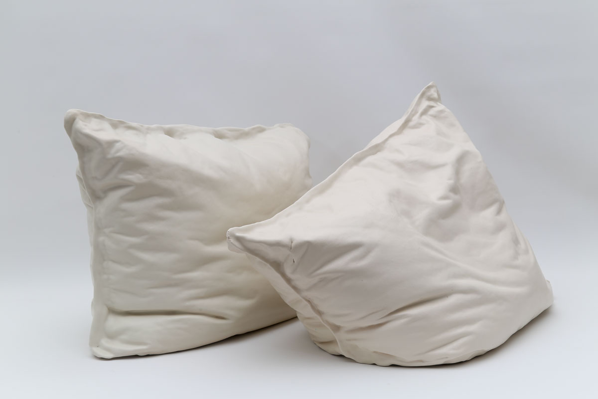 photographie de l'installation Pillow de Maude Schneider, céramiste suisse