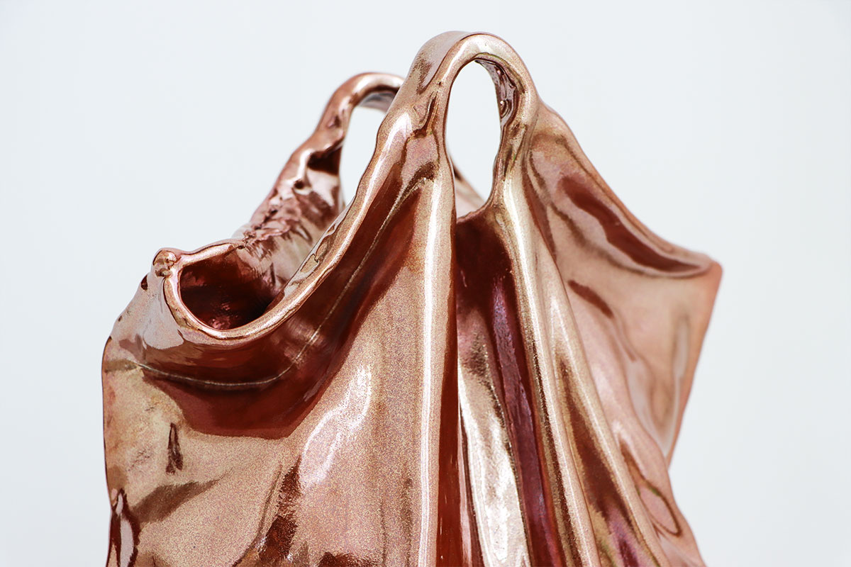 photographie de la sculpture copper bag de Maude Schneider, céramiste suisse
