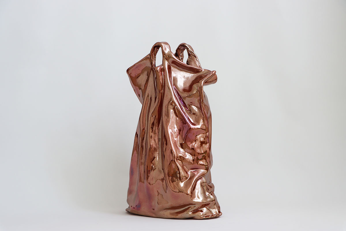 photographie de la sculpture copper bag de Maude Schneider, céramiste suisse