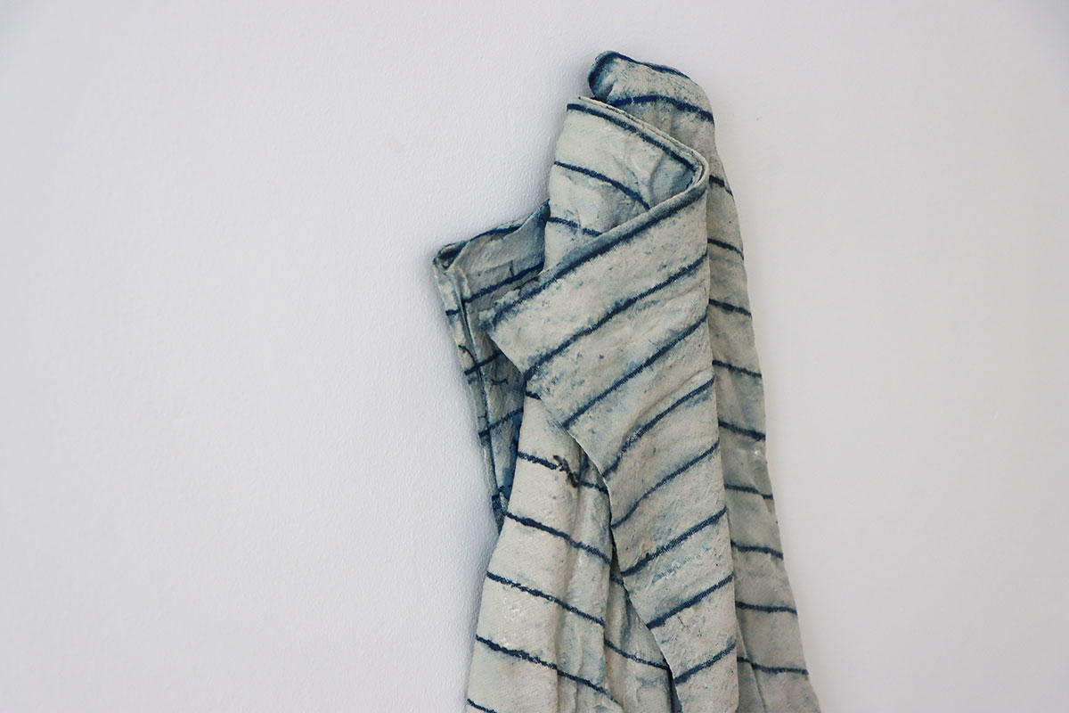 photographie de la sculpture dirty towel de Maude Schneider, céramiste suisse