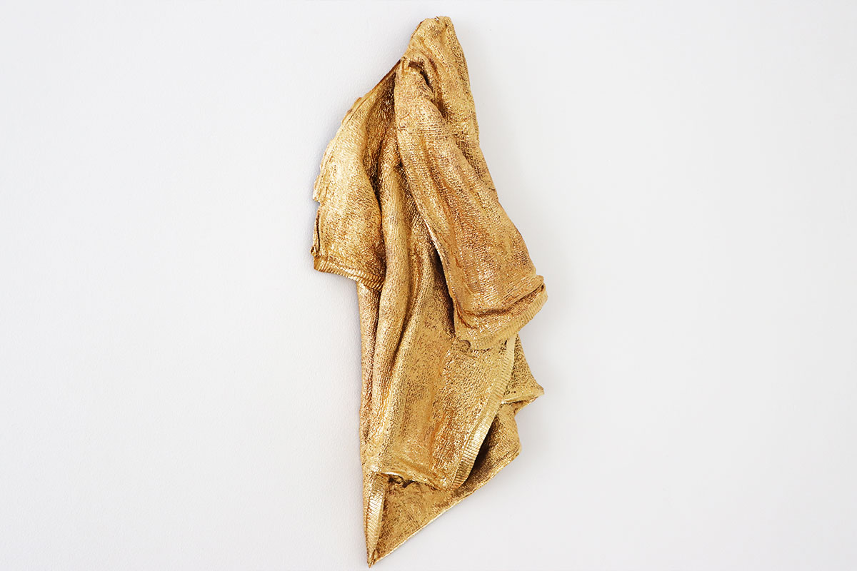 photographie de la sculpture gold towel de Maude Schneider, céramiste suisse