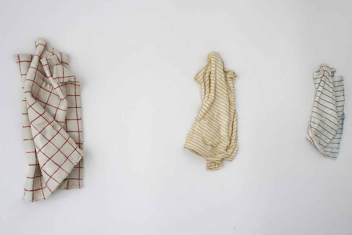 photographie de l'installation Kitchen towels de Maude Schneider, céramiste suisse