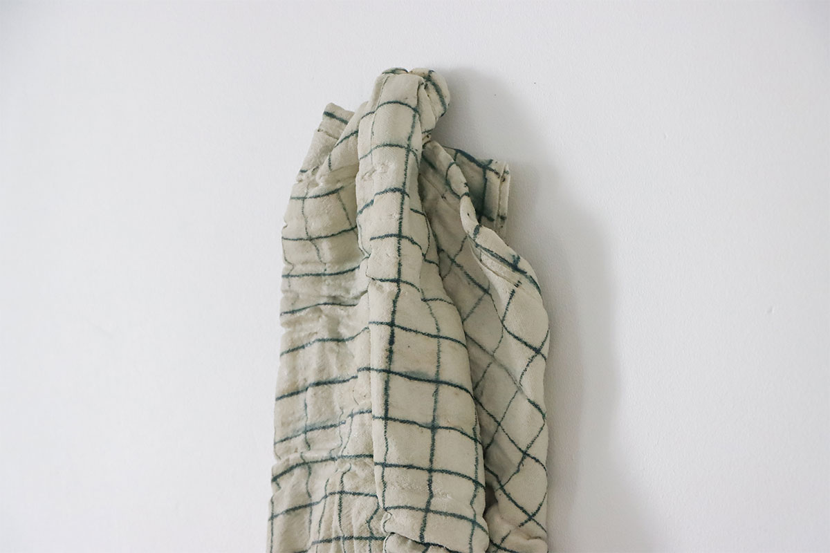 photographie de l'installation Kitchen towels de Maude Schneider, céramiste suisse