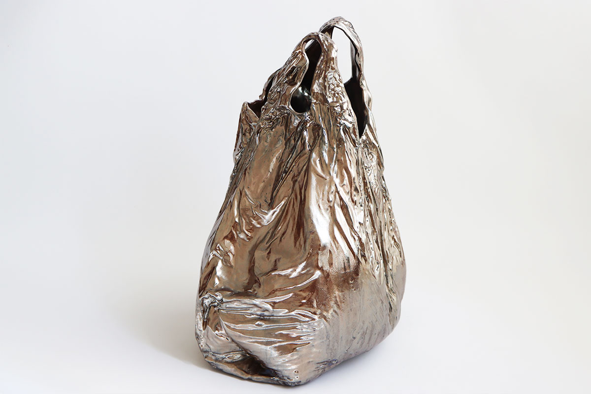 photographie de la sculpture silver bag de Maude Schneider, céramiste suisse
