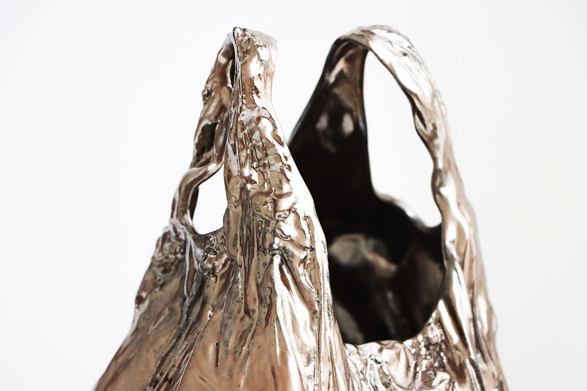 photographie de la sculpture silver bag de Maude Schneider, céramiste suisse