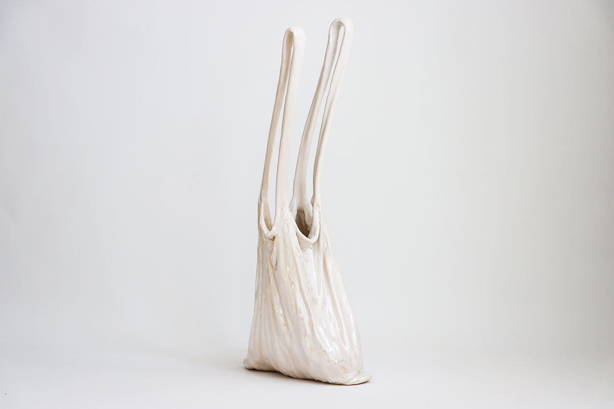 photographie de la sculpture soft bag de Maude Schneider, céramiste suisse
