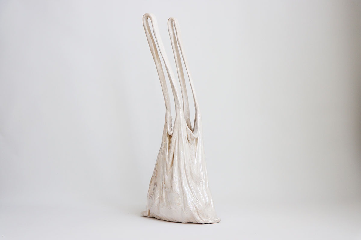 photographie de la sculpture soft bag de Maude Schneider, céramiste suisse