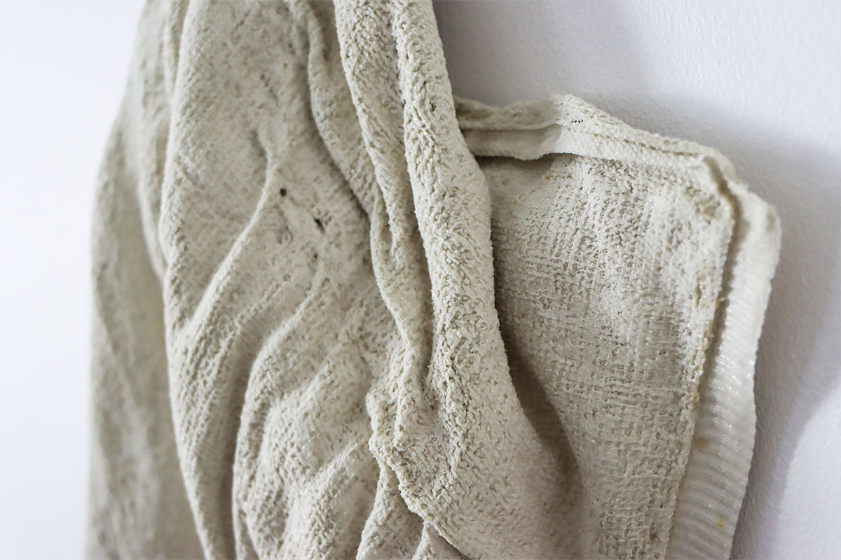 photographie de l'installation worn towels de Maude Schneider, céramiste suisse