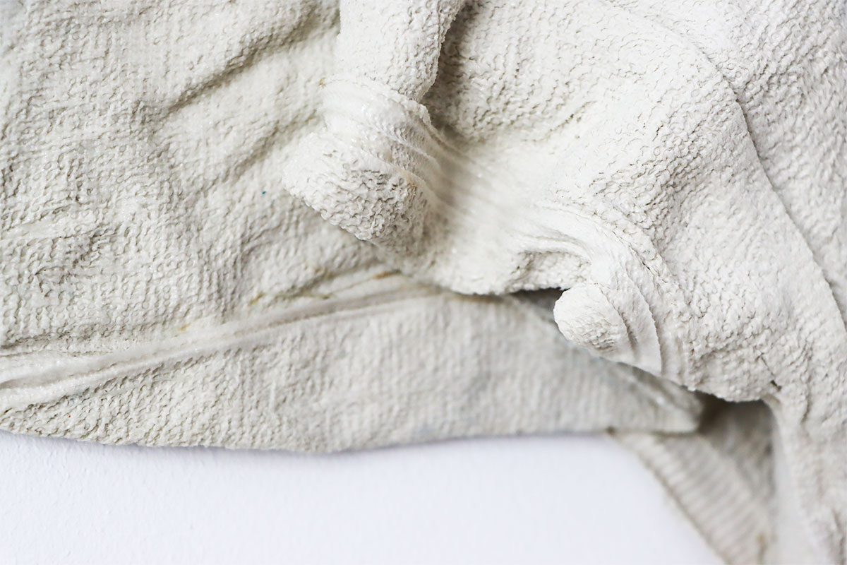 photographie de l'installation worn towels de Maude Schneider, céramiste suisse