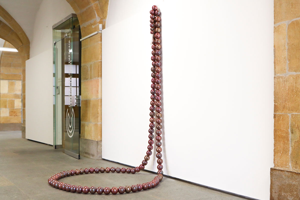 photographie de l'installation Mala bordeaux de Maude Schneider, au centre d'art contemporain d'Yverdon les Bains