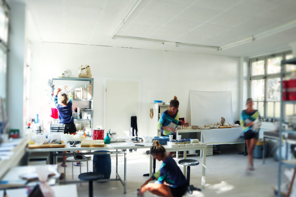 Portrait de Maude Schneider céramiste suisse dans son atelier à Saint-Imier