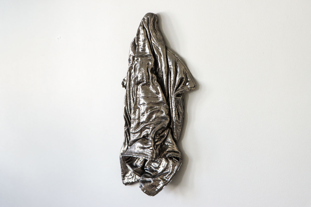 photographie de la sculpture Silver Towel de Maude Schneider, céramiste suisse