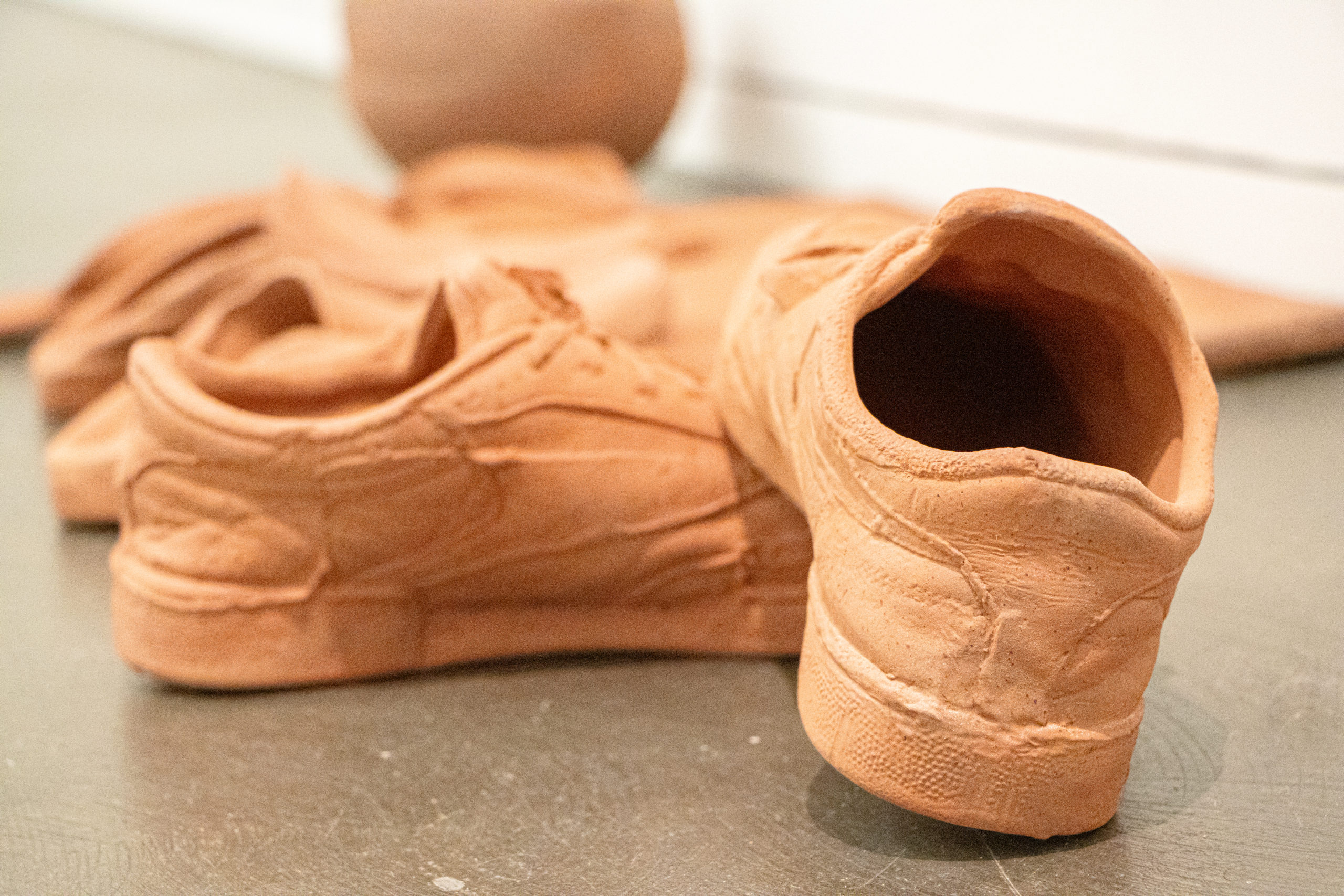 photographie de l'installation Passage de Maude Schneider, céramiste suisse